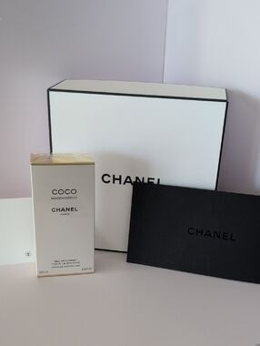 CHANEL Coco Mademoiselle Gift Presentation in Black & White